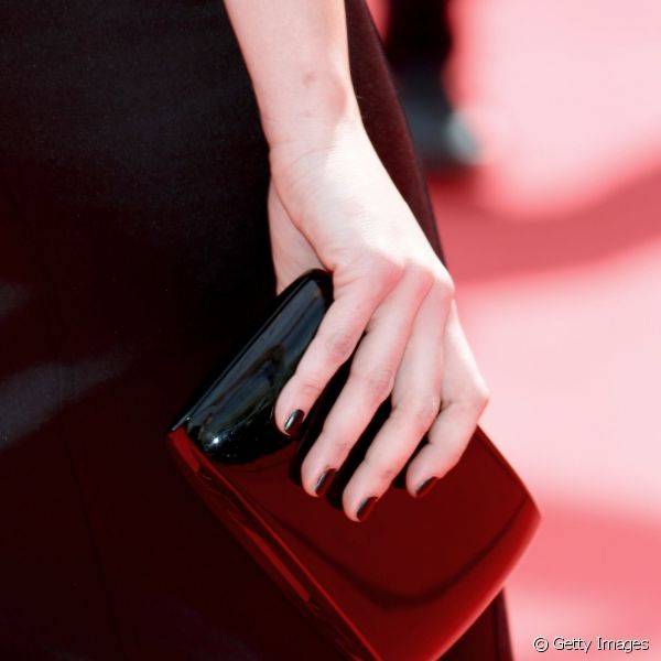 A atriz Melisa Sozen escolheu o cl?ssico preto para pintar as unhas para assistir a pr?-estreia do filme 